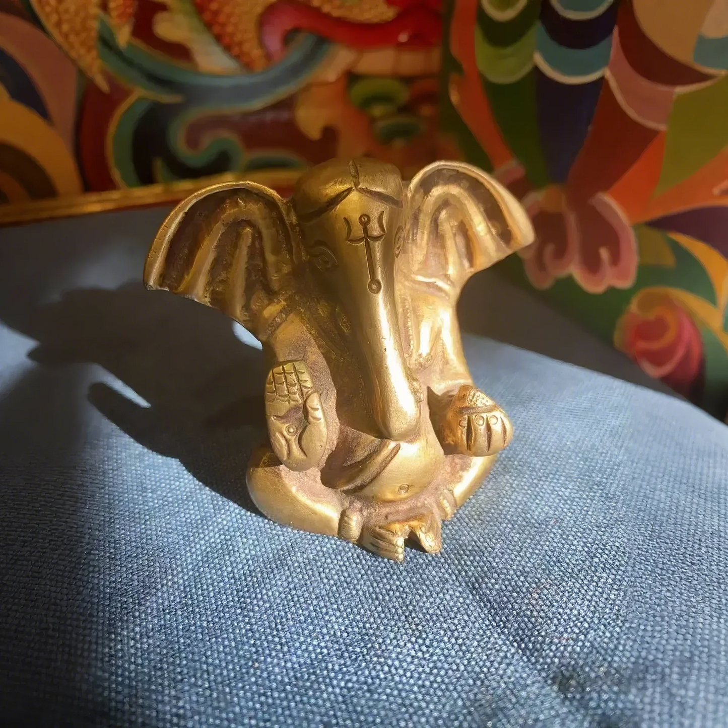 Figura de elefante de latón: símbolo de sabiduría y prosperidad