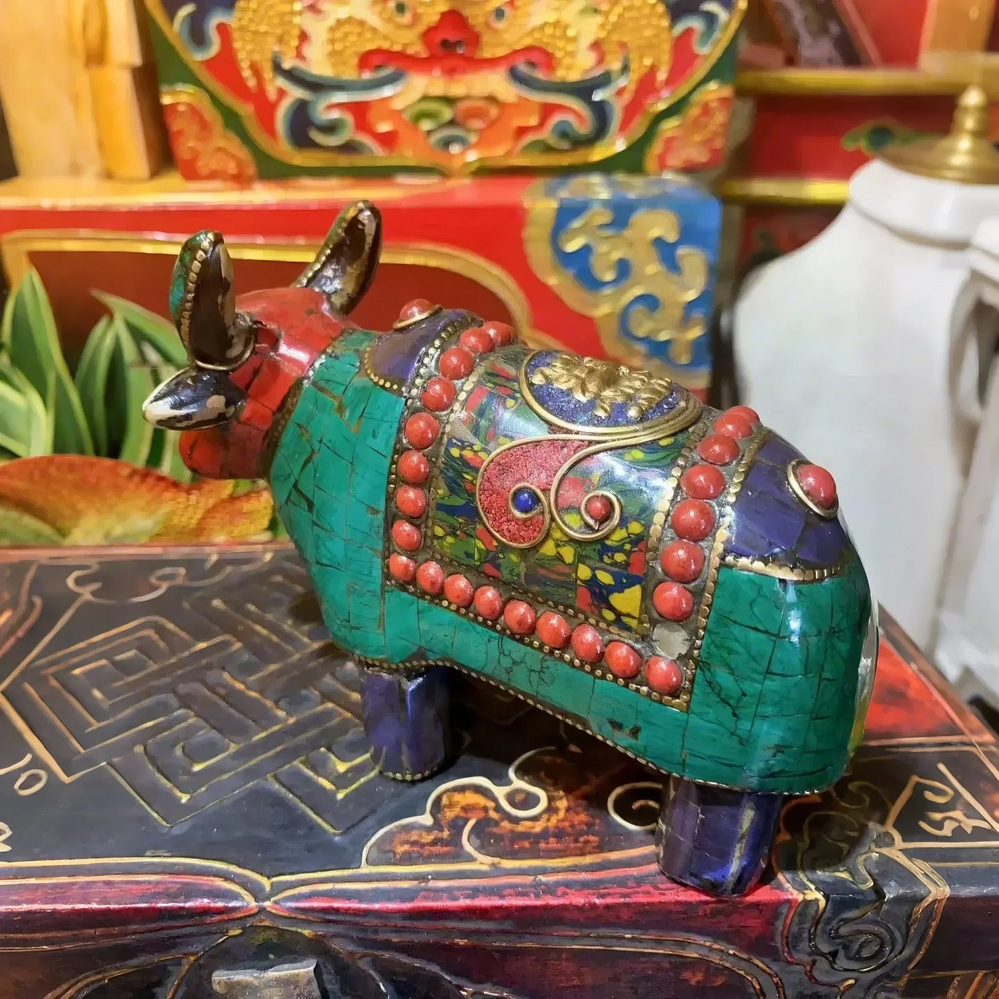 Figura de toro pintada al estilo tibetano