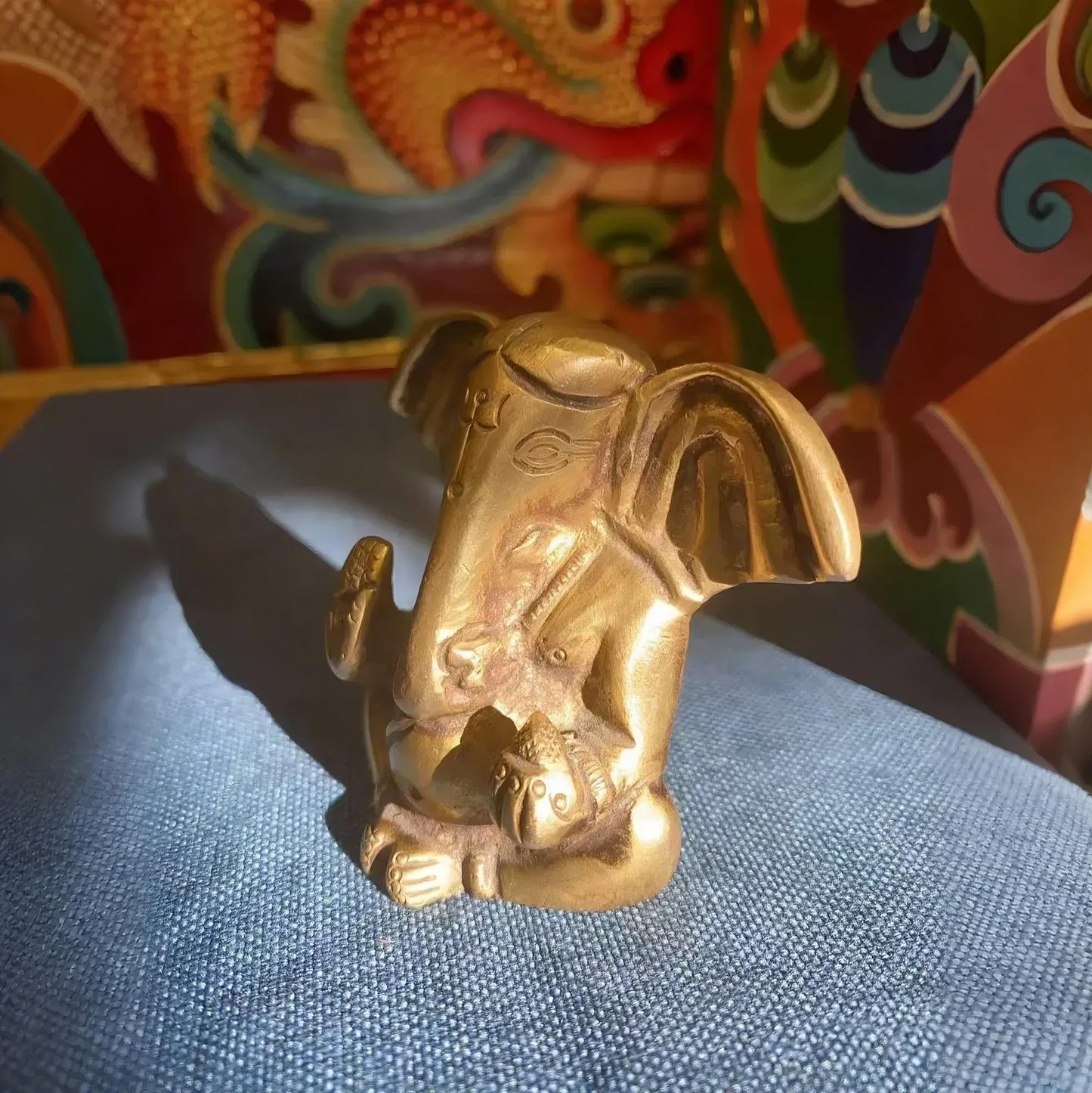 Figura de elefante de latón: símbolo de sabiduría y prosperidad