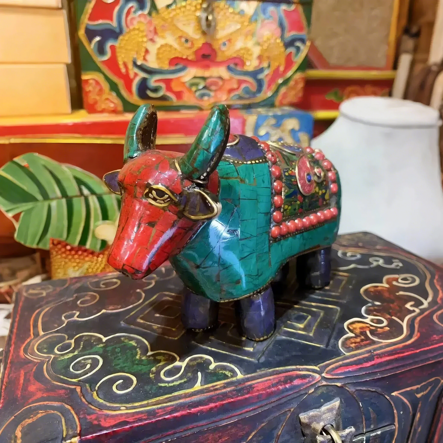 Figura de toro pintada al estilo tibetano